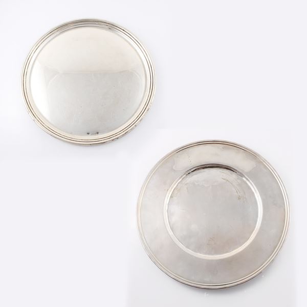 LOT OF TWO TRAIES AND ONE WASHBASIN