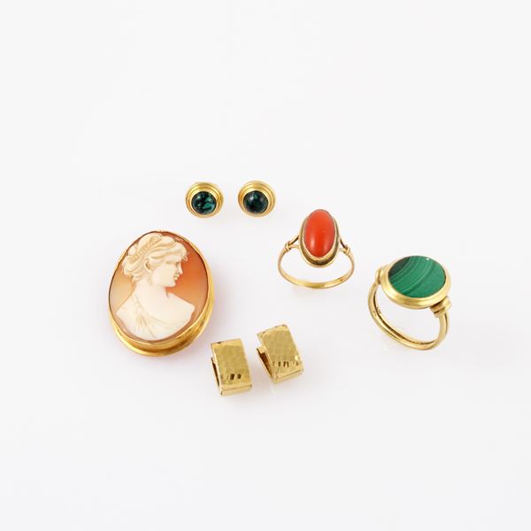 LOT OF TWO RINGS, TWO EARRINGS AND ONE BROOCH