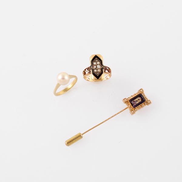 LOT OF TWO RINGS AND PIN