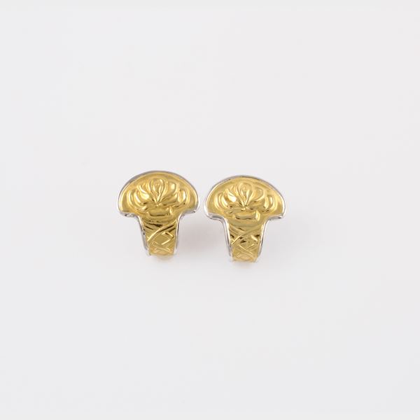 18KT GOLD EARRINGS (SILVER LITTLE PLAQUE ON THE BACK)