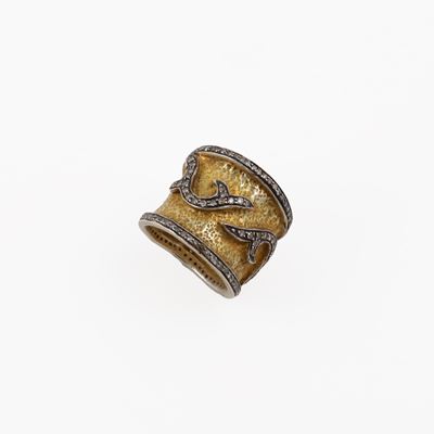 Anello, larga fascia in argento parzialmente dorato con lavorazione martellata e diamanti