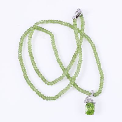 Collana, filo di peridoti sfaccettati con pendente in oro bianco 18 kt e brillanti