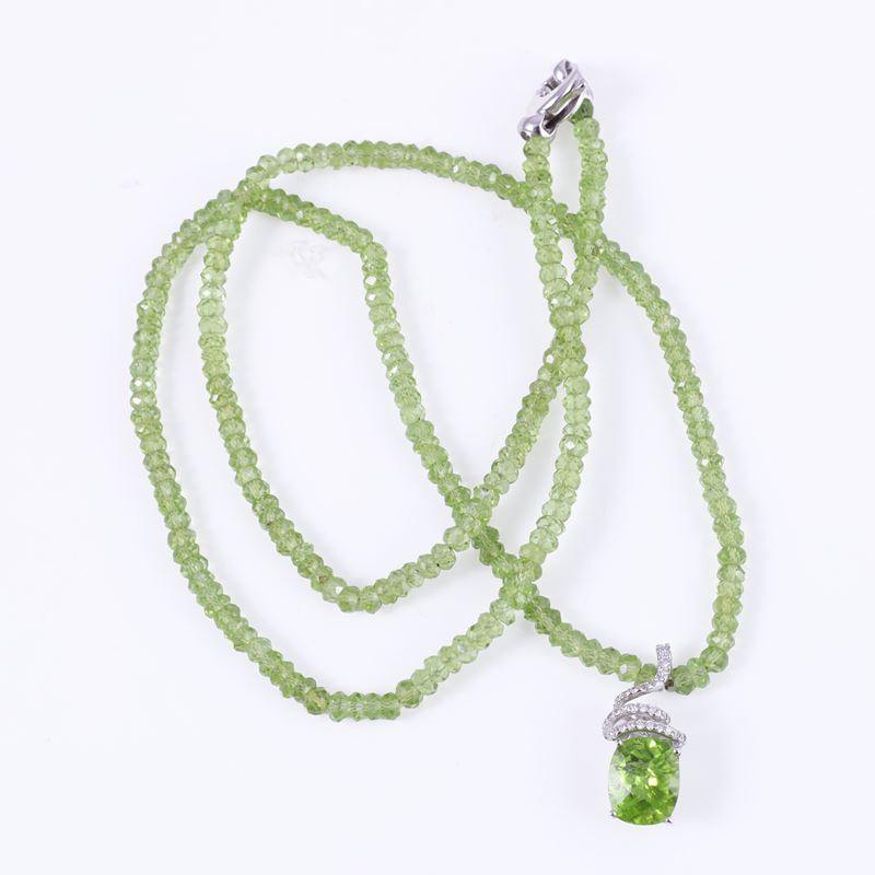 Collana, filo di peridoti sfaccettati con pendente in oro bianco 18 kt e brillanti