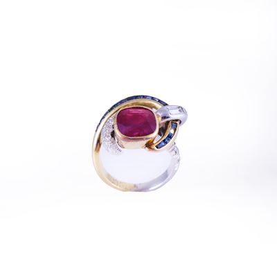 Anello in oro 18 kt bicolore con rubino, diamanti e zaffiri