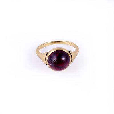 In oro giallo 18 kt, Anello con granato tondo a taglio cabochon