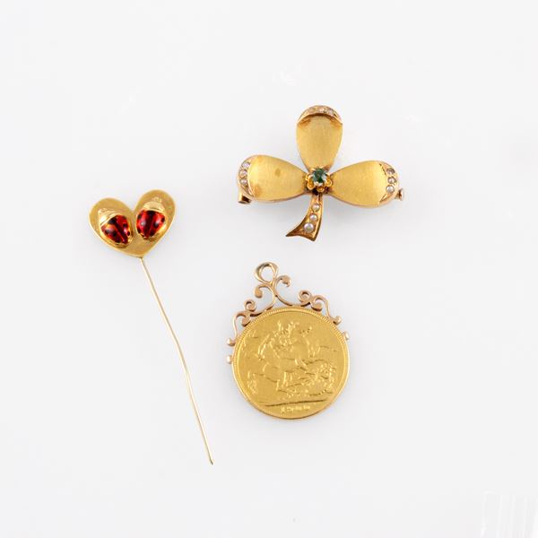 LOT OF TWO BROOCHES AND A PENDANT WITH COIN
