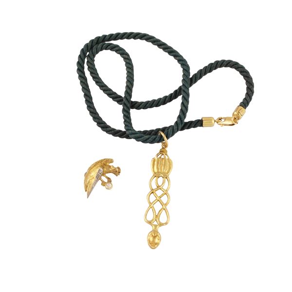 LOT OF NECKLACE WITH PENDANT AND BROOCH