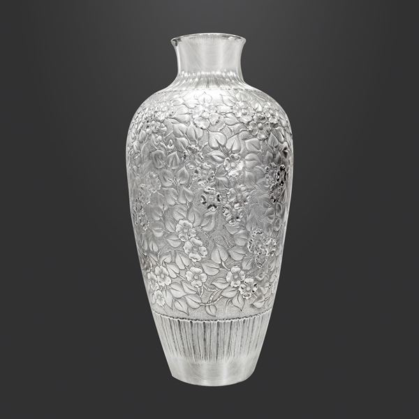 IMPRESSIVE VASE