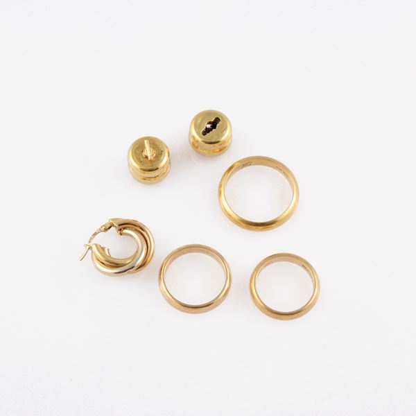 LOT OF A CLASP, EARRING, AND THREE RINGS