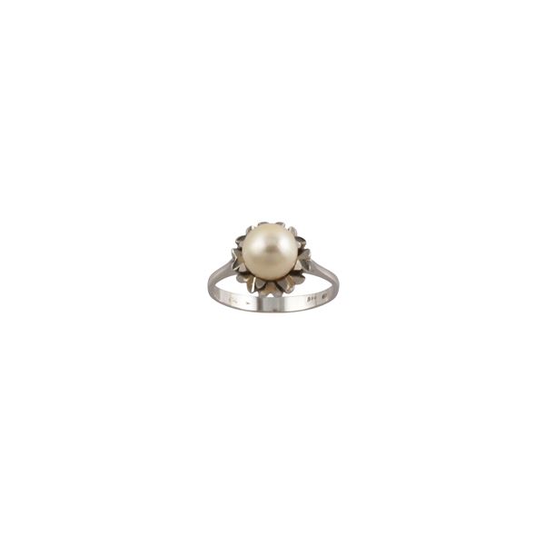 18KT GOLD AND PEARL RING