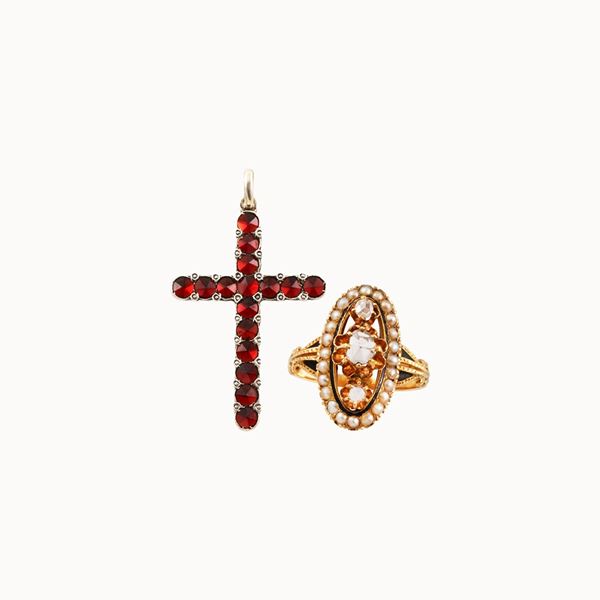 18KT GOLD, DIAMONS, PEARLS AND ENAMEL RING. 925 SILVER GARNETS PENDANT