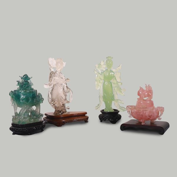 LOT OF TWO FIGURES "GUANYIN" IN QUARTZ AND "NEW JADE" AND TWO ENGRAVED VASES IN PINK QUARTZ AND FLUORITE, ON WOOD BASES 