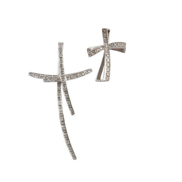18KT GOLD AND DIAMONDS TWO BROOCHES