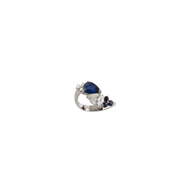 18KT GOLD, DIAMONDS AND SAPPHIRES RING