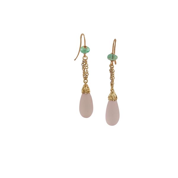 18KT GOLD, EMERALD AND QUARTZ EARRINGS