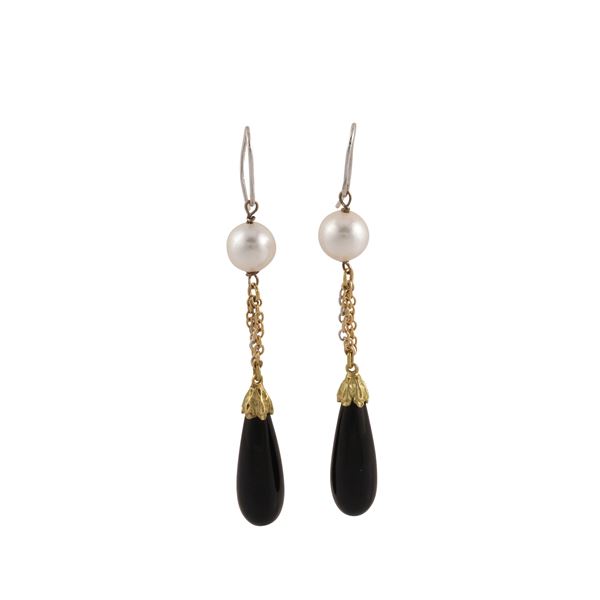 18KT GOLD, ONYX AND PEARL EARRINGS