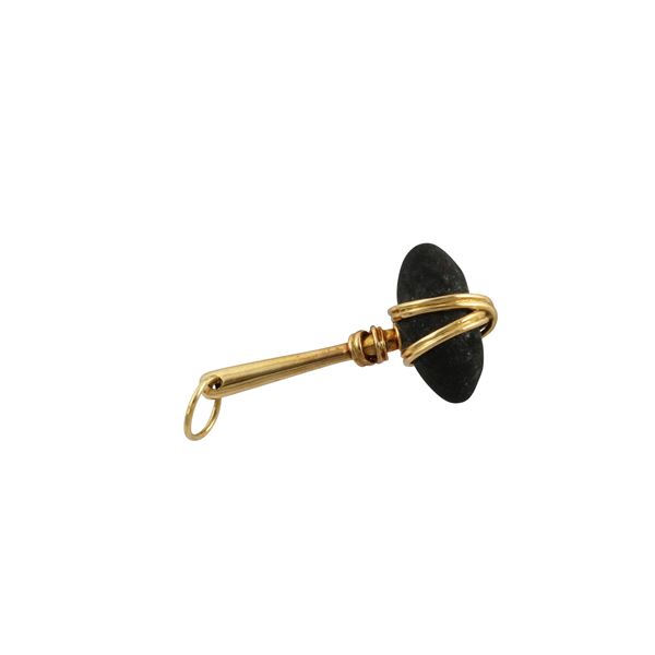 18KT GOLD AND LAVIC STONE PENDANT
