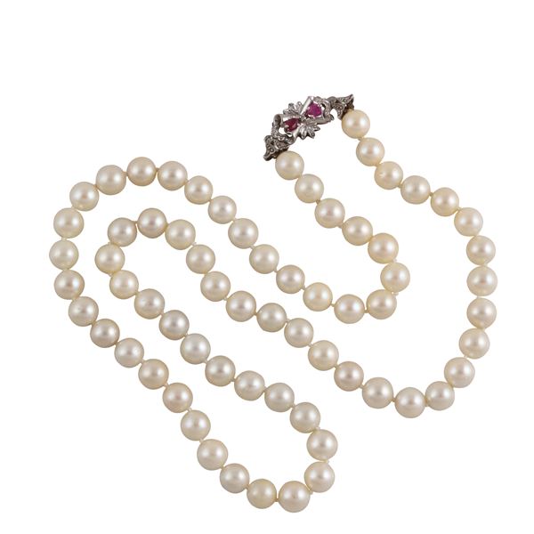 ONE STRAND ON PEARLS WITH 18KT GOLD AND RUBIES CLASP