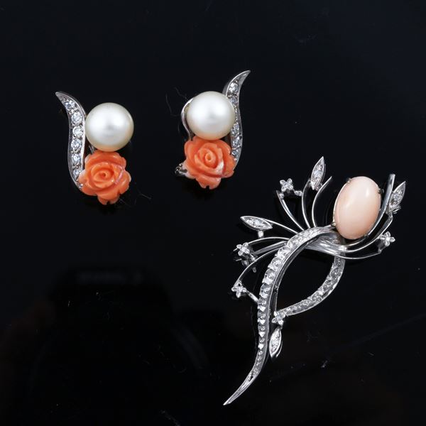 18KT GOLD, CORALS, PEARLS AND DIAMONDS BROOCH AND EARRINGS