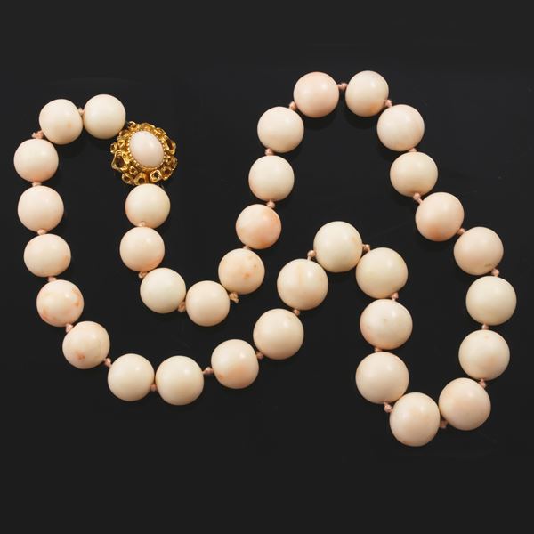 ONE STRAND OF CORALS, 18KT GOLD CLASP