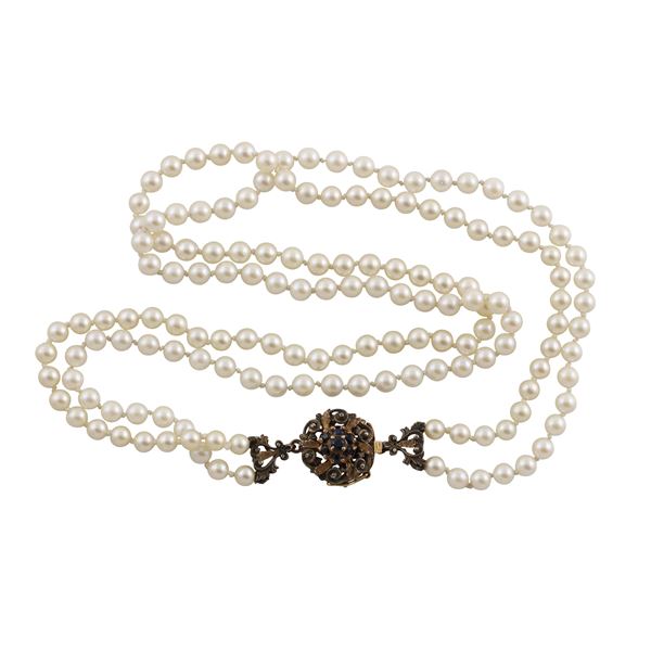 TWO STRENDS OF PEARL NECKLACE, 18KT GOLD, SILVER AND SAPPHIRES CLASP