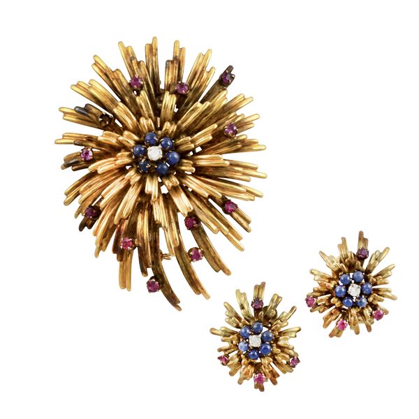 14KT GOLD, SAPPHIRES, RUBIES AND DIAMONDS BROOCH AND CLIP EARRINGS SUITE