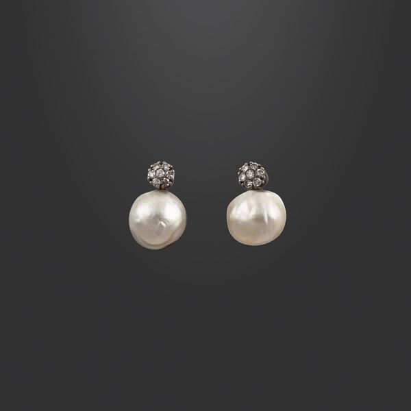 18KT GOLD, DIAMONDS AND BAROQUE PEARLS EARRINGS