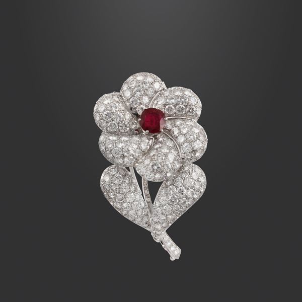18KT GOLD, DIAMONDS AND RUBY BROOCH