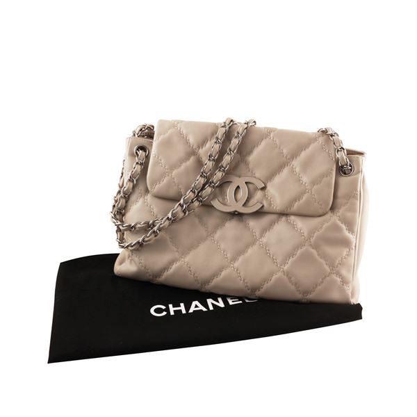 CHANEL "Hamptons Stitch Flap" BAG