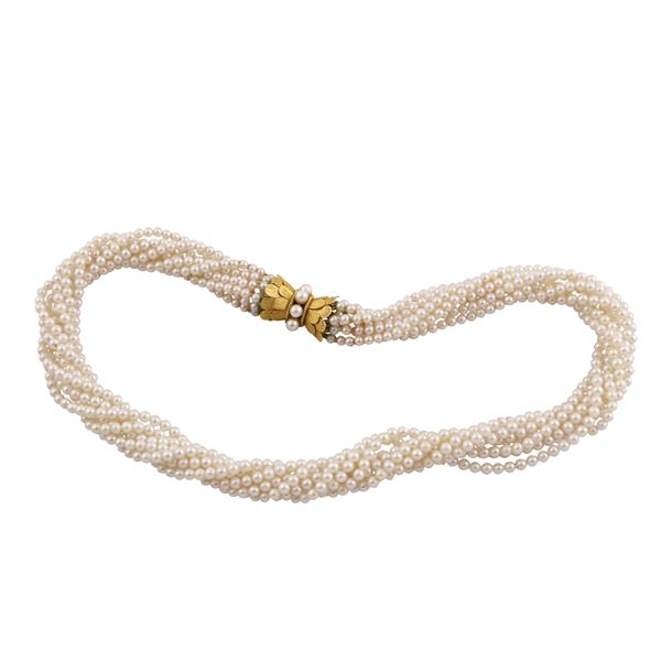 EIGHT STRENDS PEARLS NECKLACE AND 18KT GOLD CLASP
