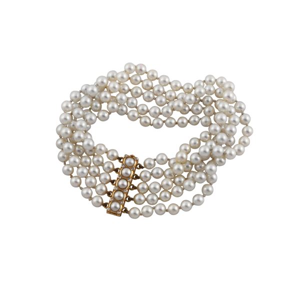 FIVE STRENDS PEARLS BRACELET WITH 18KT GOLD HALF PEARLS AND DIAMONDS CLASP  - Auction Jewelery & Objects by Vertu - Casa d'Aste International Art Sale