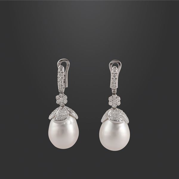 18KT GOLD, SOUTH SEA PEARLS AND DIAMONDS EARRINGS