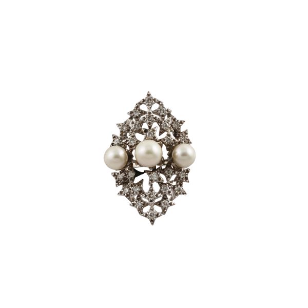 18KT GOLD DIAMONDS AND PEARLS RING
