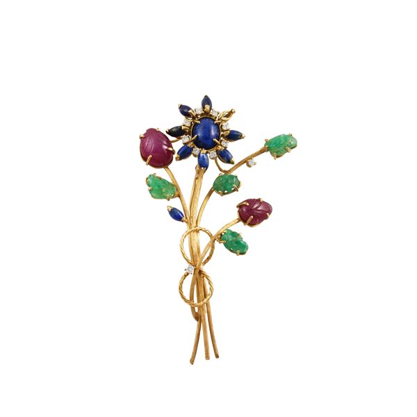 18KT GOLD BROOCH WITH ENGRAVED RUBIES AND EMERALDS, LAPISLAZULI (one missing) AND DIAMONDS