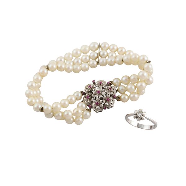 LOT OF FOUR STRAND PEARLS BRACELET WITH 18KT GOLD AND RUBY CLASP AND 18KT GOLD AND DIAMOND RING