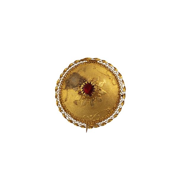 18KT GOLD AND SYNTHETIC GEM BROOCH