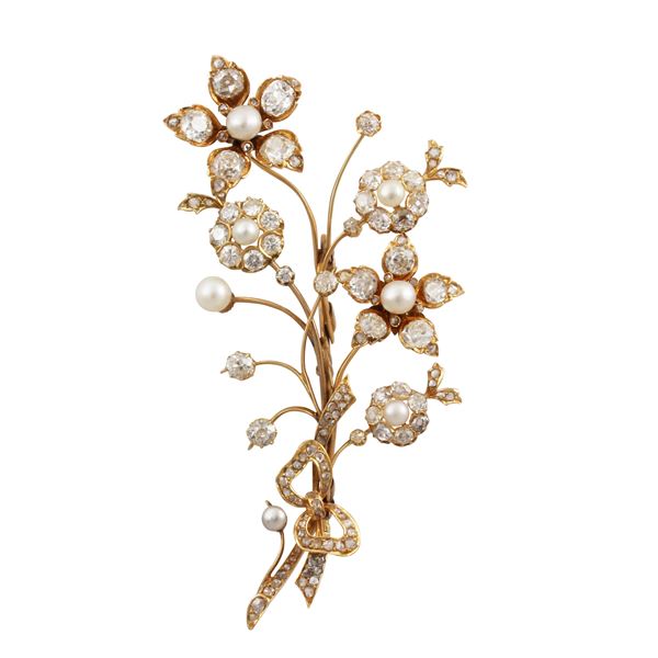 18KT GOLD, DIAMONDS AND PEARLS FLOWER BROOCH