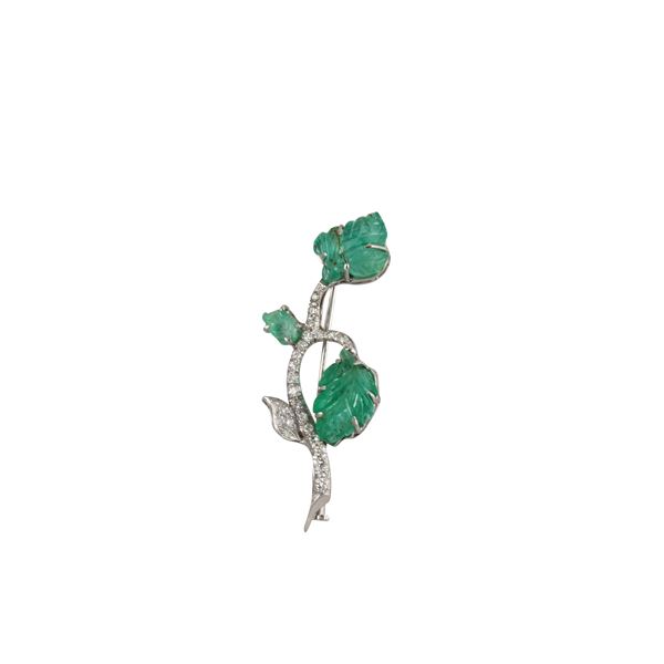 18KT GOLD, DIAMONDS AND ENGRAVED EMERALDS BROOCH