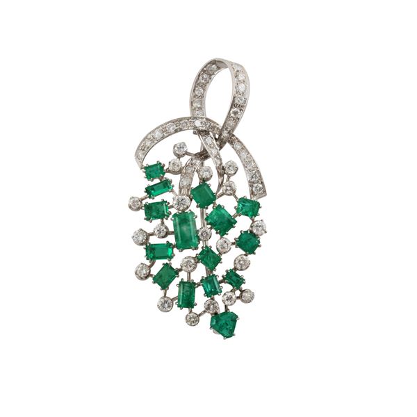 18KT GOLD, EMERALDS AND DIAMONDS BROOCH