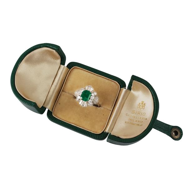 18KT GOLD, EMERALD AND DIAMONDS RING
