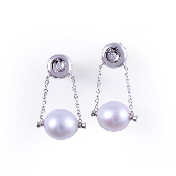 * 18KT GOLD EARRINGS SET WITH DIAMONDS AND SOUTH SEA CULTURED PEARLS