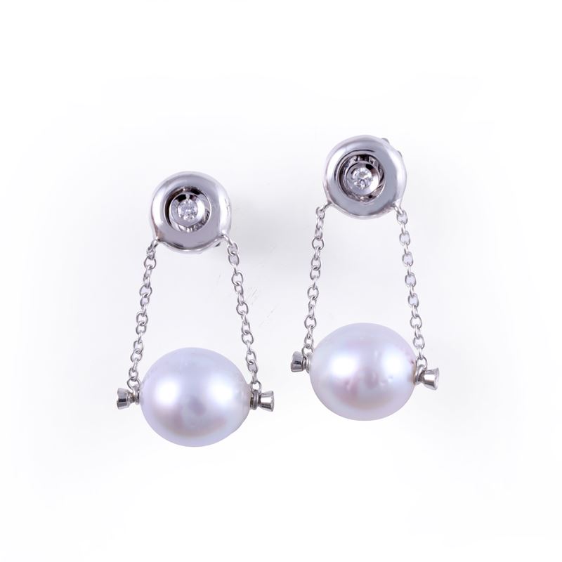 Orecchini pendenti in oro bianco 18 kt con brillanti, perle coltivate South Sea ovali