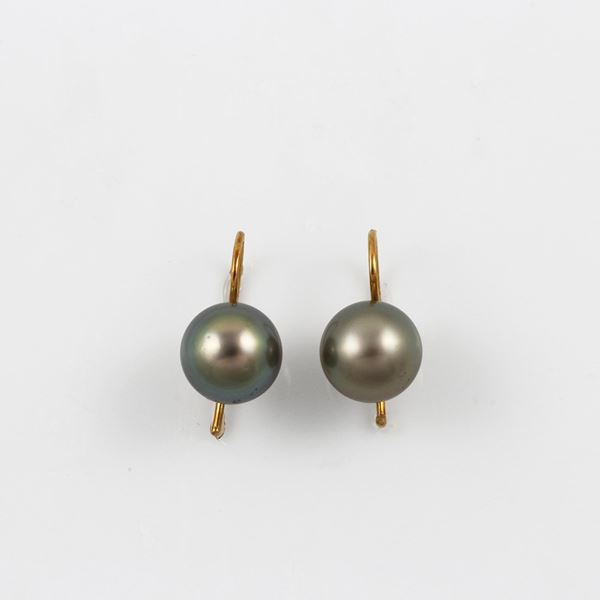 * 18KT GOLD AND TAHITI PEARL EARRINGS