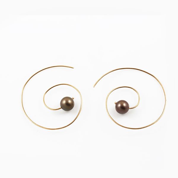 * 18KT GOLD AND TAHITI PEARL EARRINGS