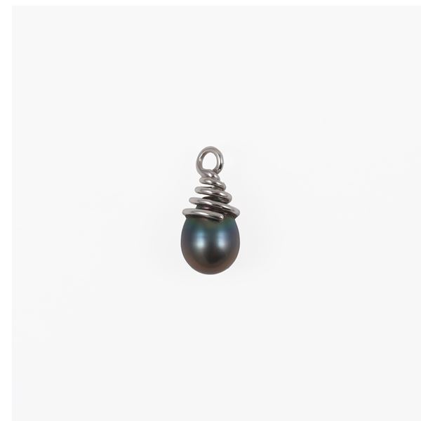 * 18KT GOLD AND CULTURED "TAHITI" PEARL PENDANT