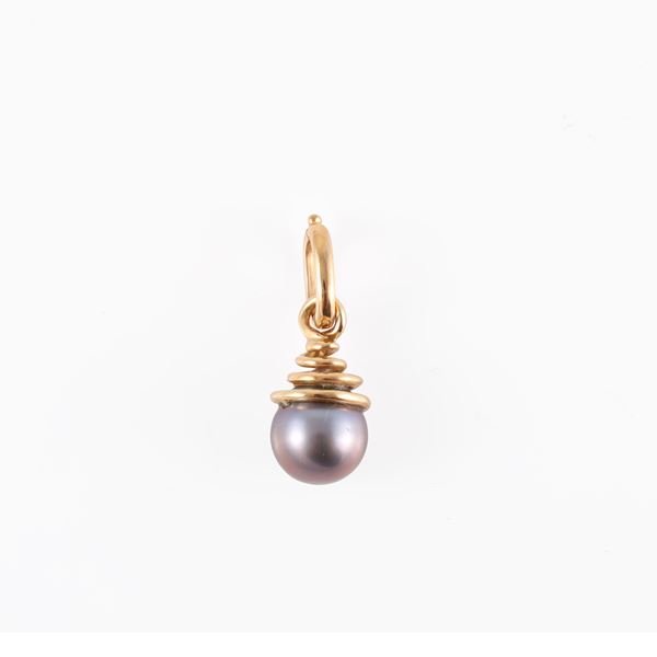 * 18KT GOLD AND PEARL PENDANT