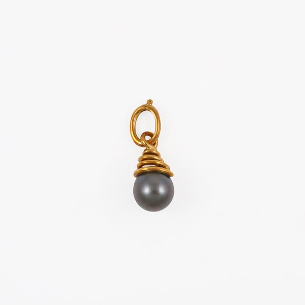 * 18KT GOLD AND CULTURED "TAHITI" PEARL PENDANT