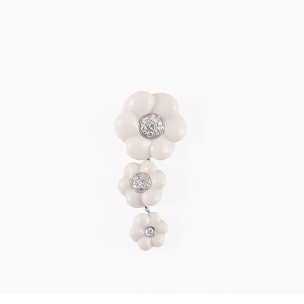 * 18 KT GOLD, WHITE AGATE AND DIAMONDS PENDANT  - Auction JEWELS AND SILVERS - Casa d'Aste International Art Sale