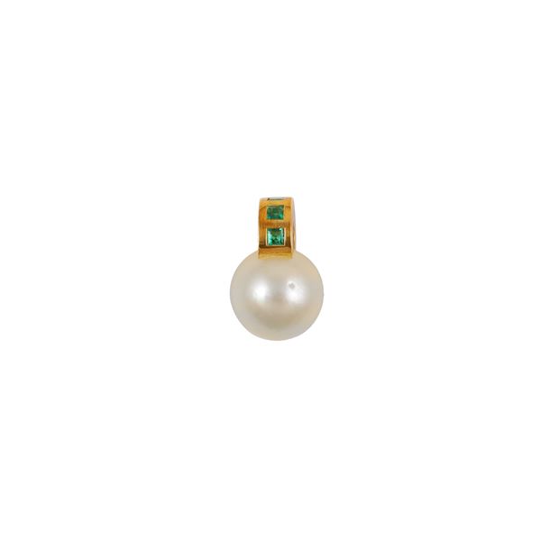 * 18KT GOLD, EMERALDS AND CULTURED "SOUTH SEA" PEARL PENDANT