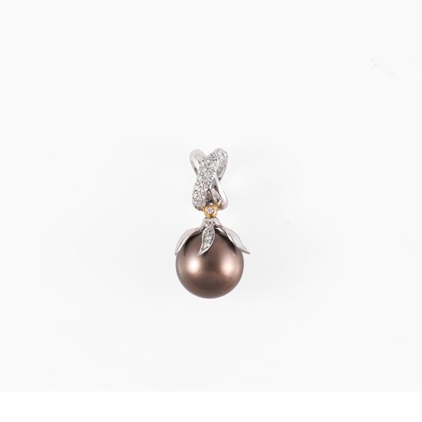 * 18KT GOLD, DIAMONDS AND TAHITI PEARL PENDANT